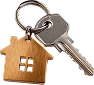 Металлический ключ на брелоке с деревянной ключницей в форме домика с четырьмя вырезами для окон — идеальный вариант для владельцев каркасных домов в Ступино или тех, кто любит дома из бруса.